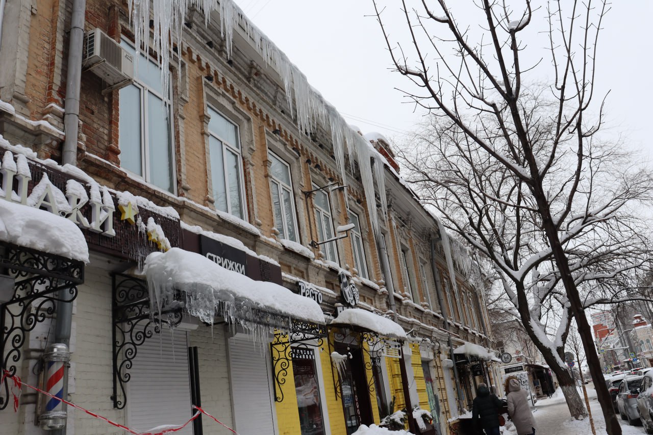 Саратовцев призывают ходить подальше от домов с сосульками